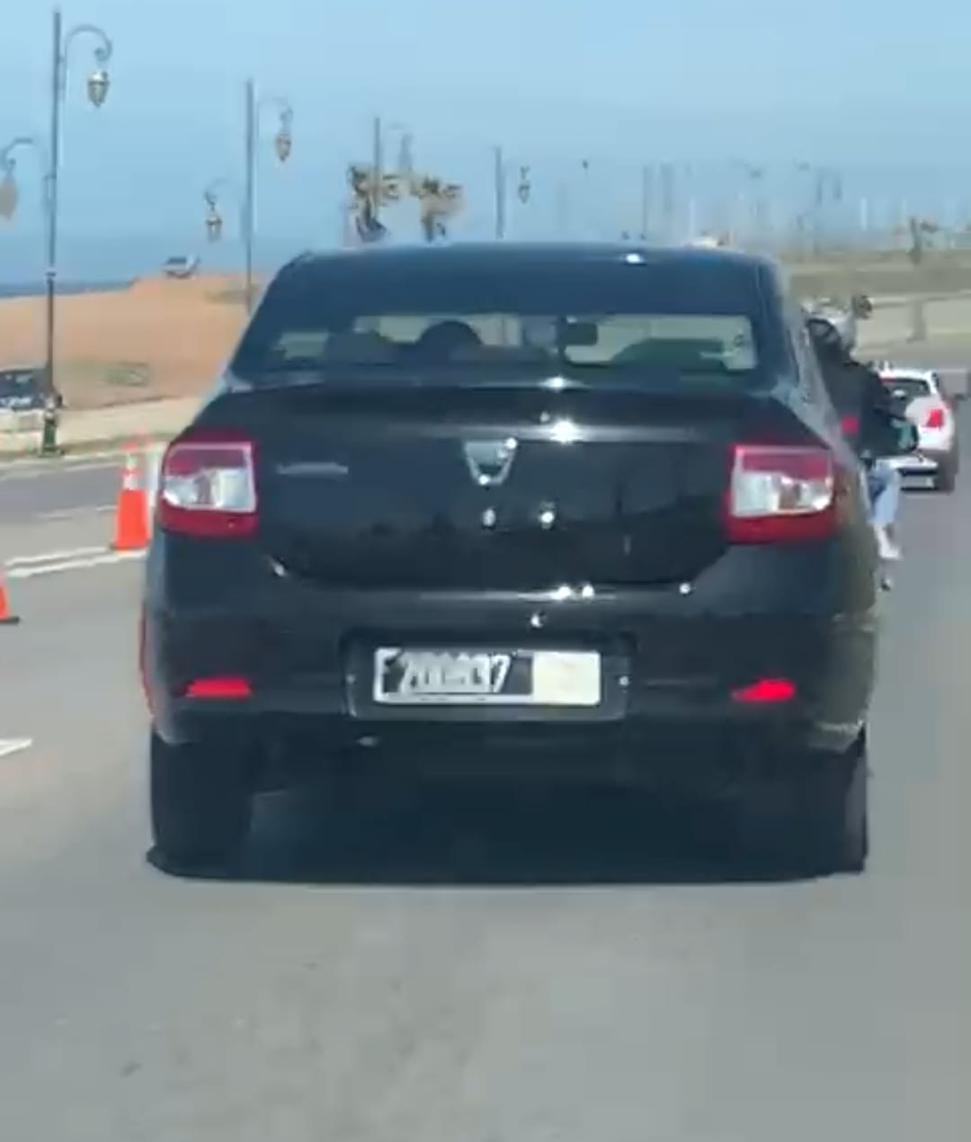 فضيحة..ابن منتخب بالهرهورة يستغل سيارة الجماعة الممنوحة لوالده لأغراض شخصية ويقودها بسرعة جنونية