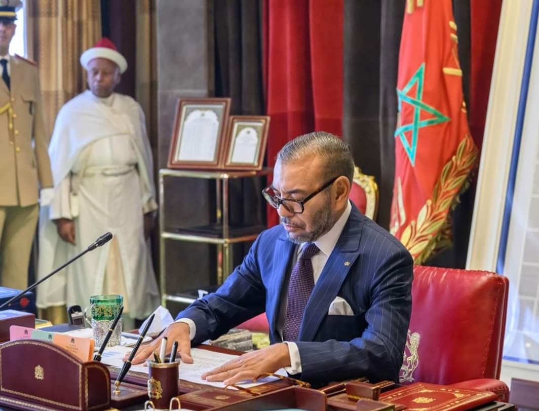 جلالة الملك يترأس اجتماع عمل خصص لتفعيل البرنامج الاستعجالي لإعادة إيواء المتضررين والتكفل بالفئات الأكثر تضررا من زلزال الحوز