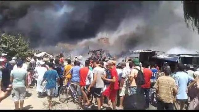 بوزنيقة…بجوطية حي الأمل…حريق مهول يحول أكثر من 20 متجرا خشبيا إلى رماد!!!!